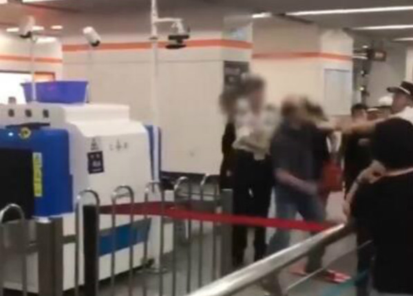 旅客拒绝安检，与安检员发生肢体冲突，致使安检员停职
